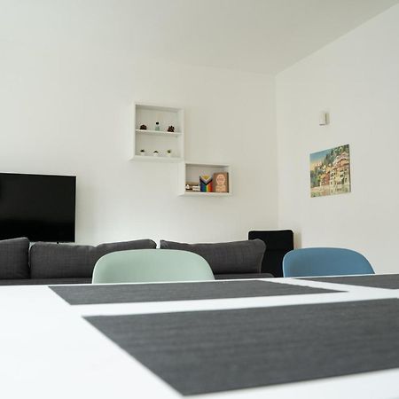 Piazza XX Settembre - Feel The Centre Apartment เลคโค ภายนอก รูปภาพ