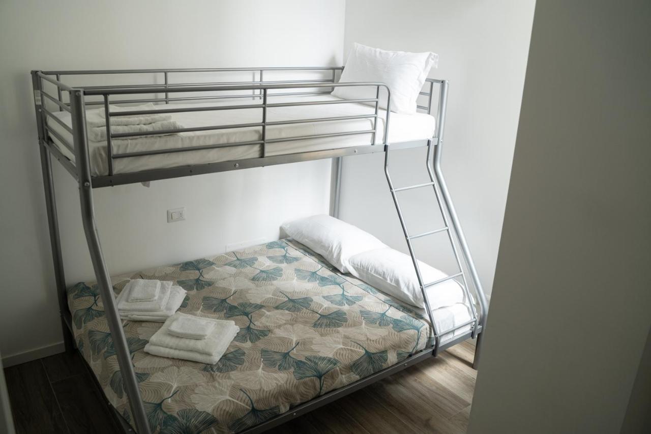 Piazza XX Settembre - Feel The Centre Apartment เลคโค ภายนอก รูปภาพ