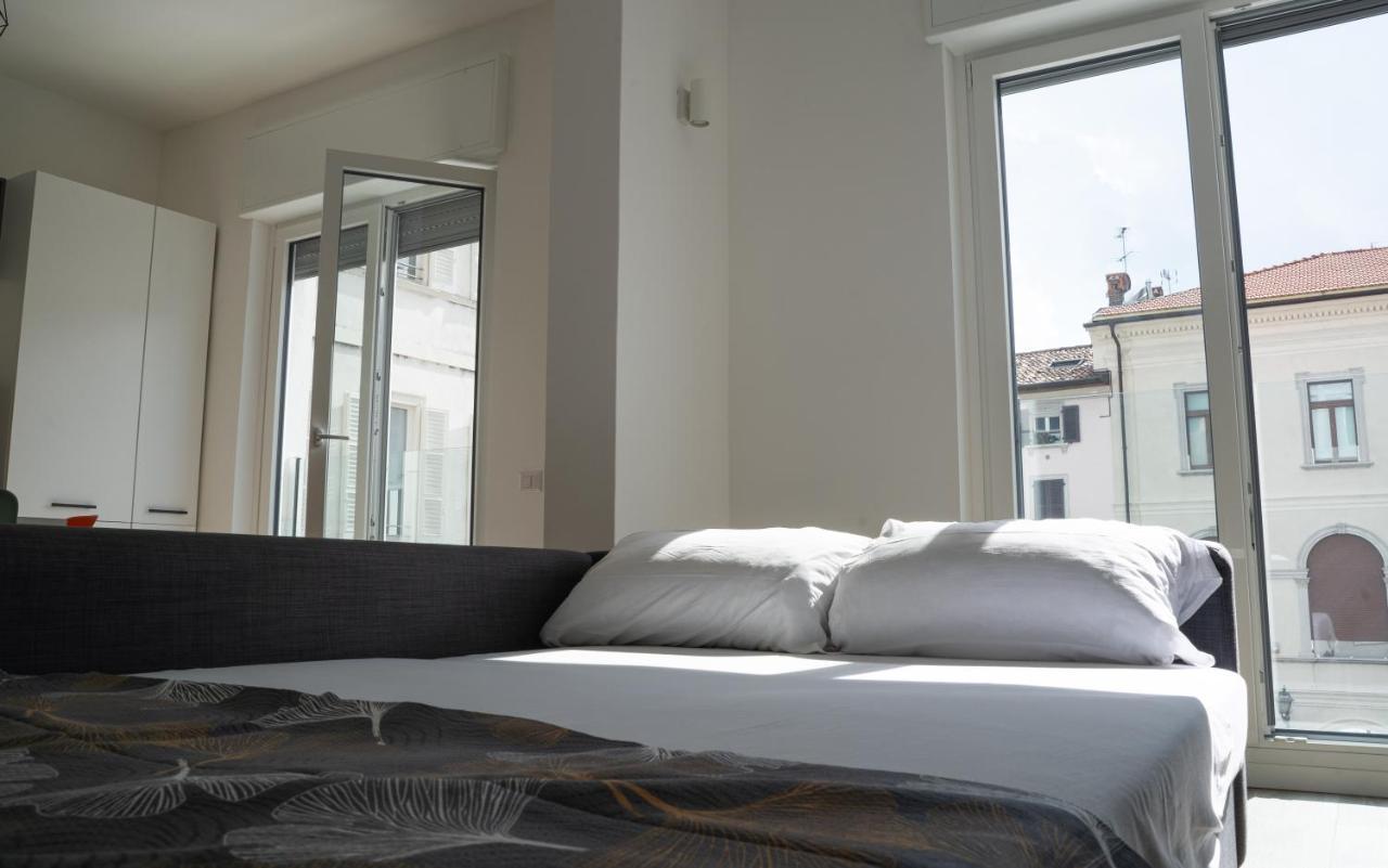 Piazza XX Settembre - Feel The Centre Apartment เลคโค ภายนอก รูปภาพ