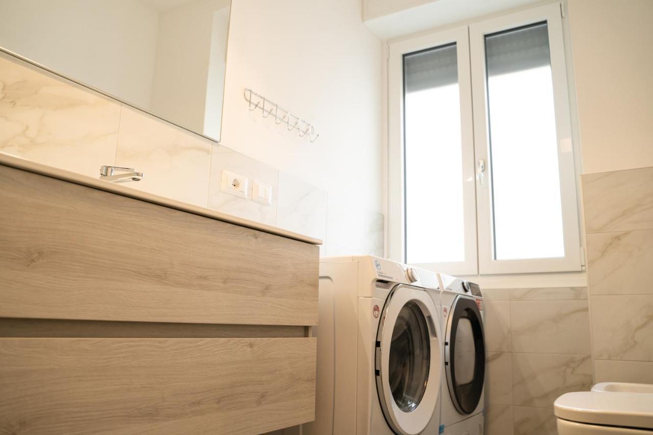 Piazza XX Settembre - Feel The Centre Apartment เลคโค ภายนอก รูปภาพ