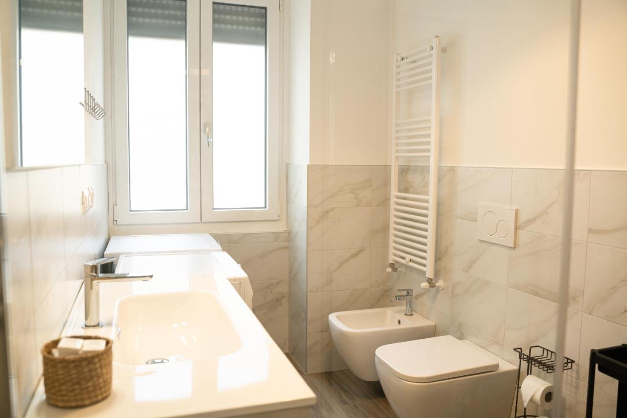 Piazza XX Settembre - Feel The Centre Apartment เลคโค ภายนอก รูปภาพ