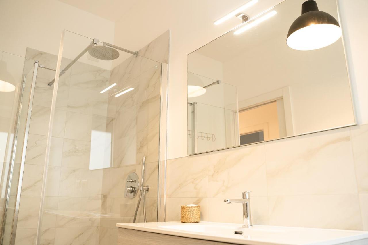 Piazza XX Settembre - Feel The Centre Apartment เลคโค ภายนอก รูปภาพ